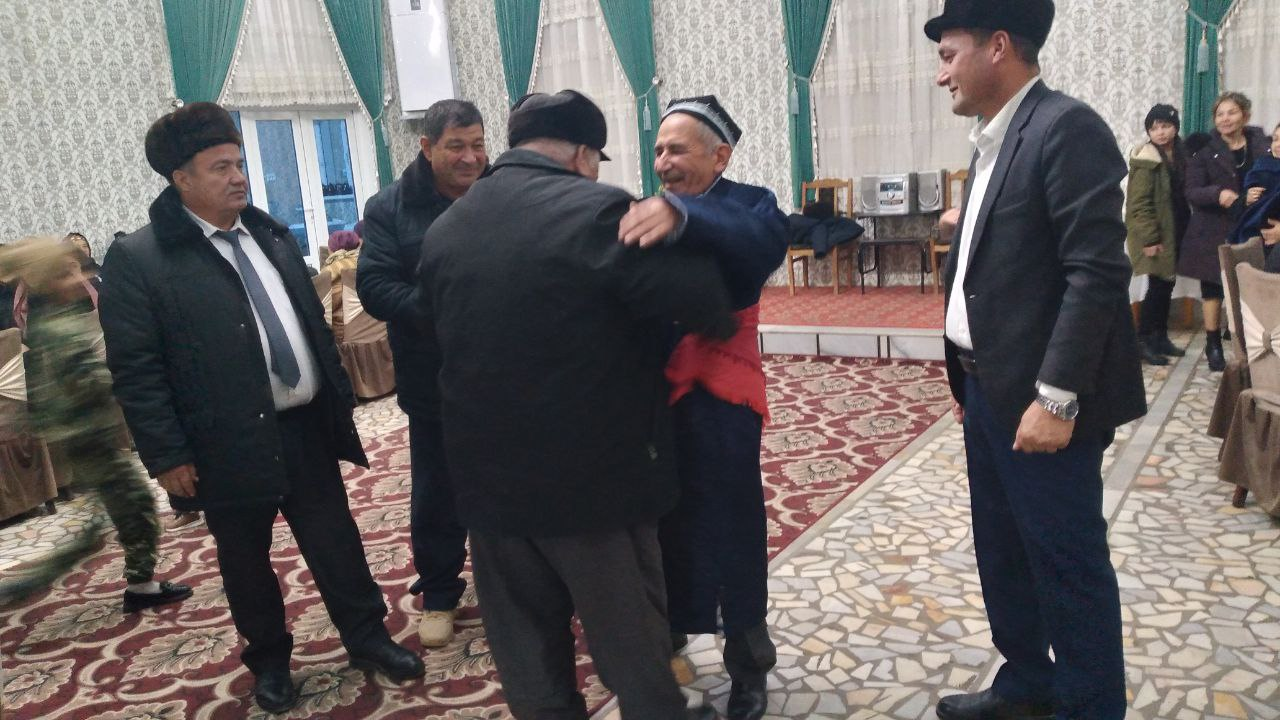 Xonqa tumanidagi 51-son umumiy o'rta ta'lim maktabining ustozlarni tug'ilgan kunlari bilan tabriklash jarayonlari