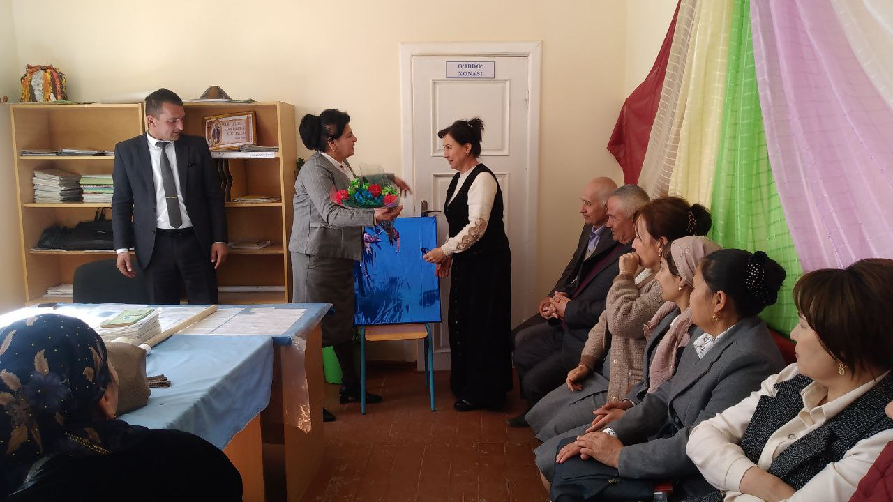 Xonqa tumanidagi 51-son umumiy o'rta ta'lim maktabining ustozlarni tug'ilgan kunlari bilan tabriklash jarayonlari