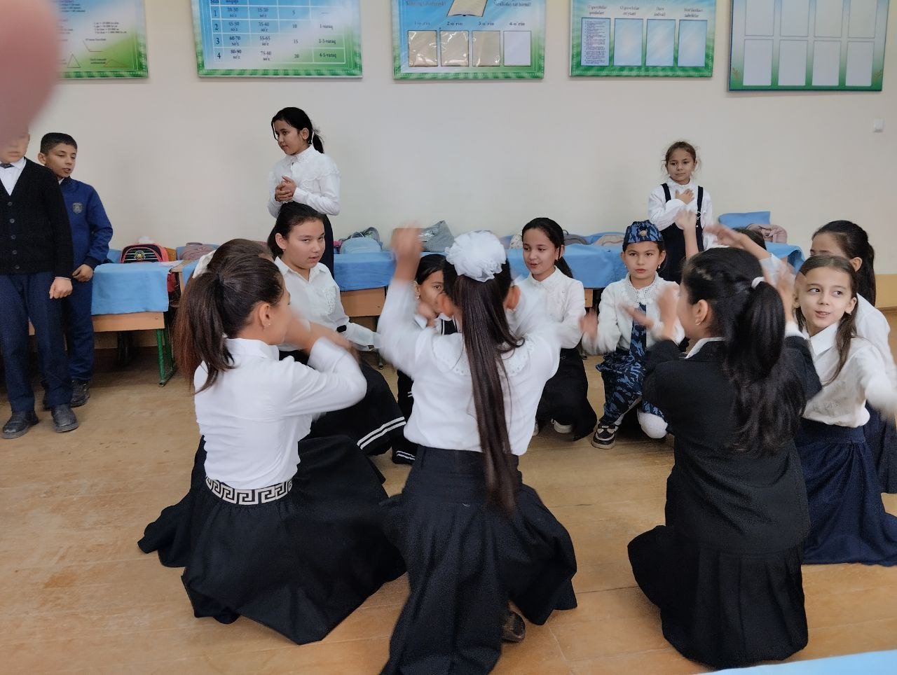 Xonqa timan 51 son maktabda 8-dekabr "Konstitutsiya-baxtimiz qomusi" mavzusida tadbir o'tkazildi